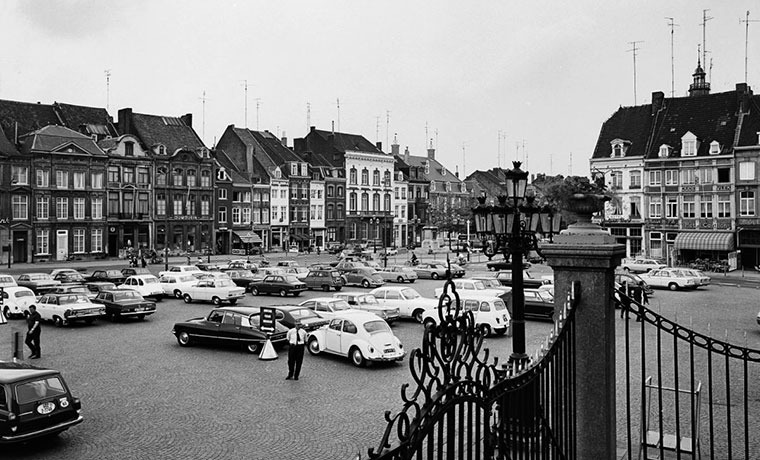 In 1969 staat de parkeerbeambte er nog, voor de Citroën DS en de Kever.